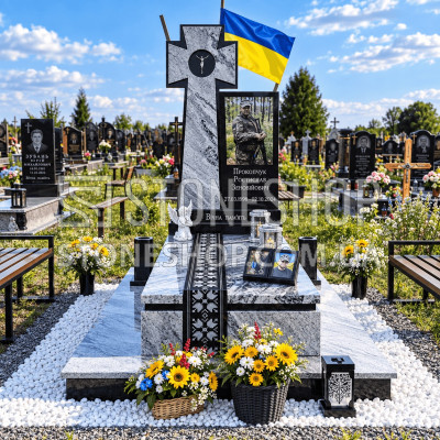 Пам'ятник воїну з хрестом і вишиванкою — модель Т-29