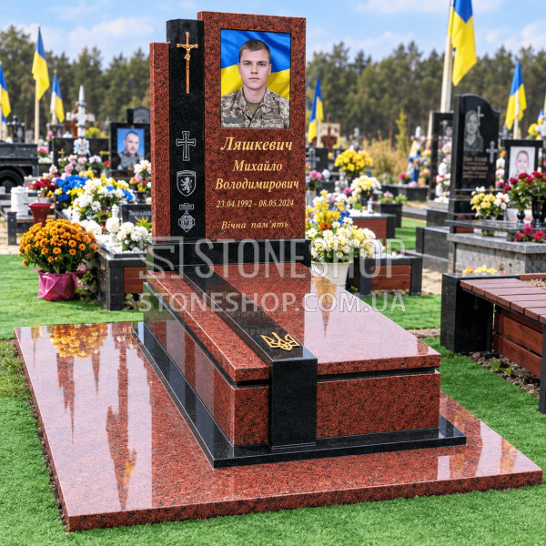 Пам'ятник воїну з червоного граніту з хрестом — модель Т-3