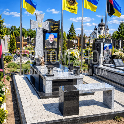 Пам'ятник Герою зі світлим хрестом і лавкою — модель Т-31