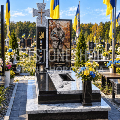 Пам'ятник військовому з хрестом і нагородами — модель Т-32