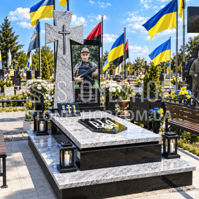 Пам'ятник Герою з хрестом і медалями — модель Т-36