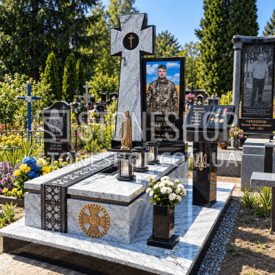 Пам'ятник Герою з хрестом, вишиванкою і гербом — модель Т-4