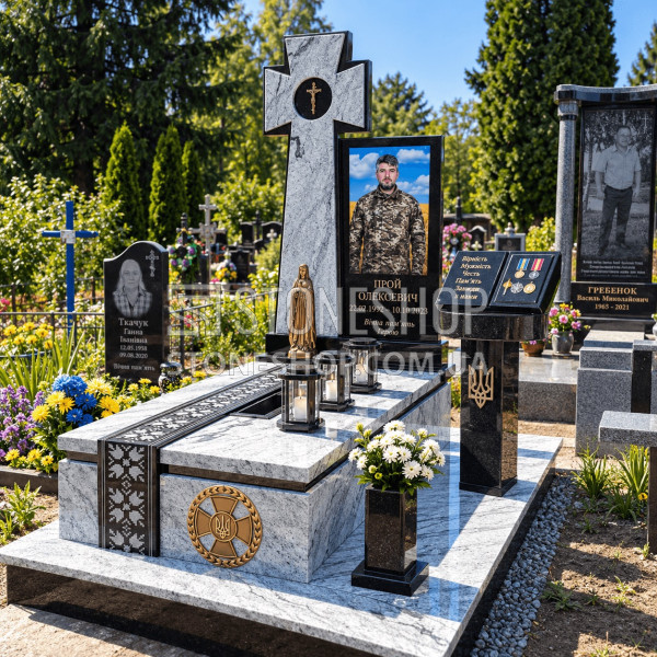 Пам'ятник Герою з хрестом, вишиванкою і гербом — модель Т-4