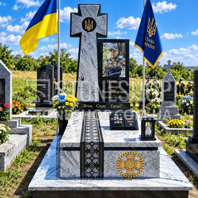 Пам'ятник військовому з хрестом-тризубом і вишивкою — модель Т-5
