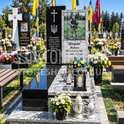 Пам'ятник військовому з чорною стелою і тризубом — модель Т-6