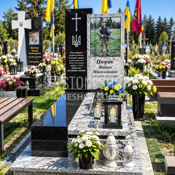 Пам'ятник військовому з чорною стелою і тризубом — модель Т-6