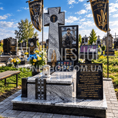 Пам'ятник Герою з хрестом, нагородами і вишивкою — модель Т-7