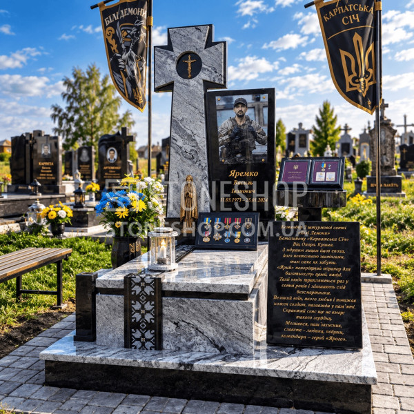 Пам'ятник Герою з хрестом, нагородами і вишивкою — модель Т-7