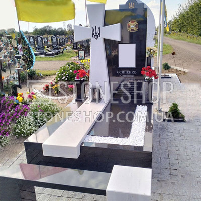 Пам'ятник Герою ЗСУ з білим хрестом і тризубом — модель 906