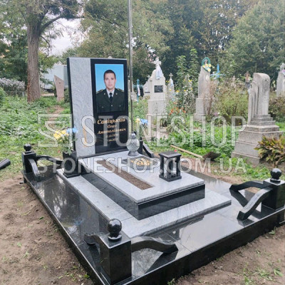 Пам'ятник військовому з сірого граніту — модель 907