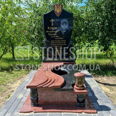 Пам'ятник воїну з тризубом, чорний і червоний граніт — модель 909