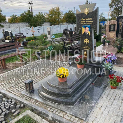 Пам'ятник військовому з козацьким хрестом — модель 912