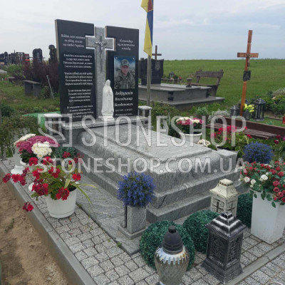 Пам'ятник військовому з хрестом і книгою — модель 918