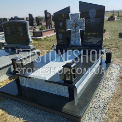 Пам'ятник воїну з рельєфним хрестом і портретом — модель 931