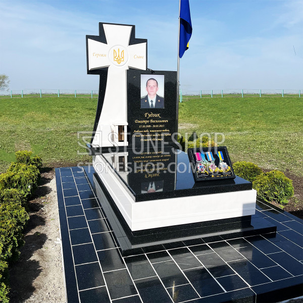 Пам'ятник Герою з білим хрестом і місцем для нагород — модель ВК-11