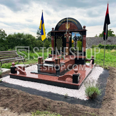 Меморіал Героям з аркою, колонами і портретами — модель ВК-17