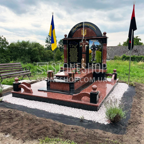 Меморіал Героям з аркою, колонами і портретами — модель ВК-17