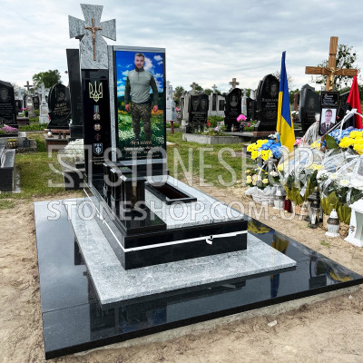 Пам'ятник Герою з хрестом і портретом на повний зріст — модель ВК-18