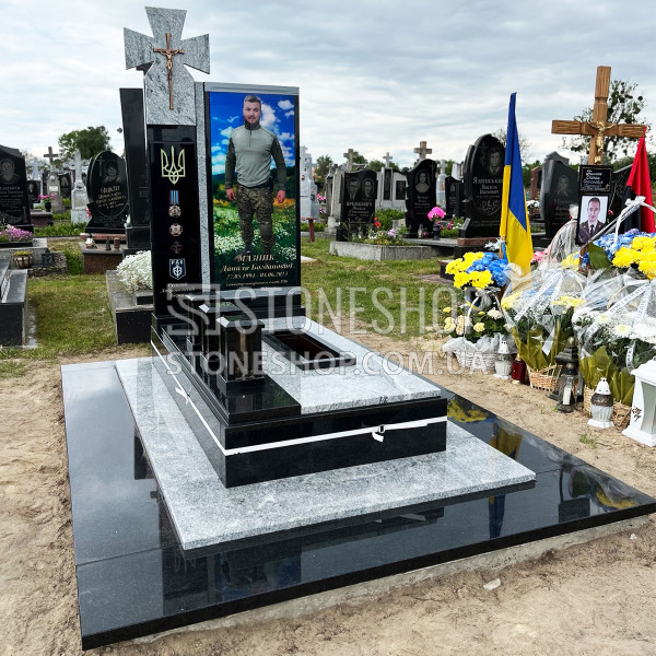 Пам'ятник Герою з хрестом і портретом на повний зріст — модель ВК-18