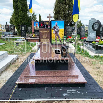 Пам'ятник військовому з червоного граніту — модель ВК-21