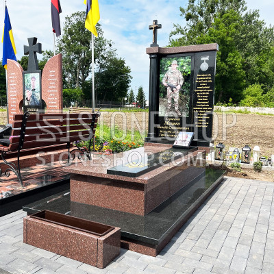Пам'ятник воїну з гравюрою на повний зріст — модель ВК-5