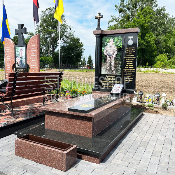 Пам'ятник воїну з гравюрою на повний зріст — модель ВК-5
