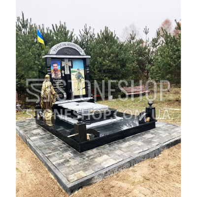 Меморіал Герою з аркою і статуєю Богородиці — модель В-1
