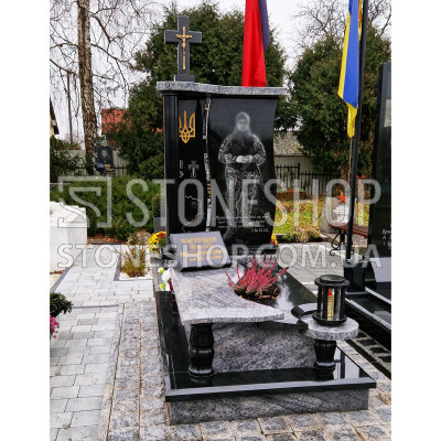 Пам'ятник з гравюрою військового і тризубом — модель В-13