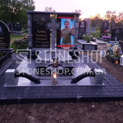 Пам'ятник воїну з хрестом і кольоровим портретом — модель В-18