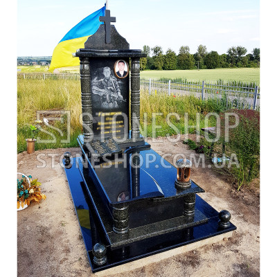 Пам'ятник Герою з чорного граніту, колони й хрест — модель В-20