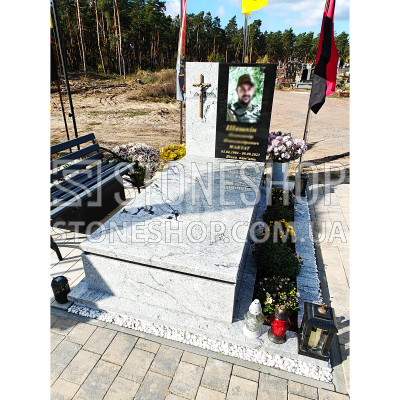 Пам'ятник воїну зі світлого граніту з хрестом — модель В-25