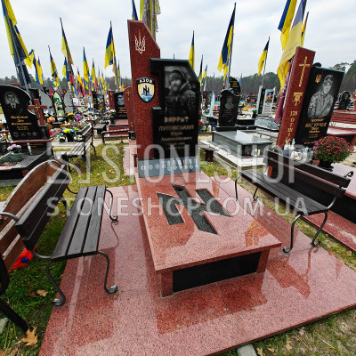 Пам'ятник воїну з червоного граніту із символікою — модель В-34