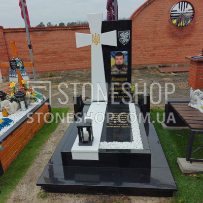 Пам'ятник військовому з білим хрестом і шевроном — модель В-36