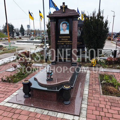 Пам'ятник Герою з колонами, червоний граніт — модель В-37
