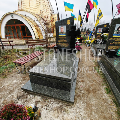 Класичний пам'ятник військовому з тризубом — модель В-38