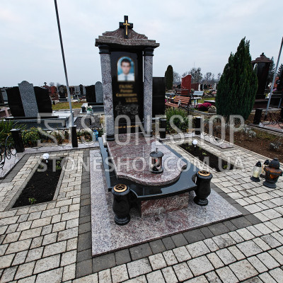 Пам'ятник військовому з колонами і хрестом — модель В-43