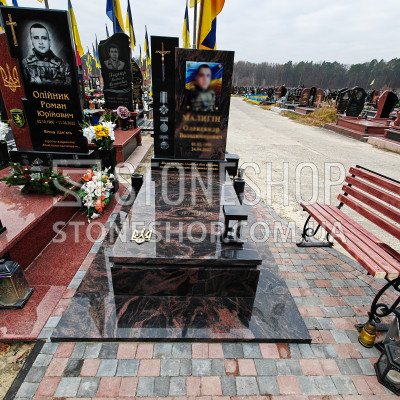 Пам'ятник Герою ЗСУ із золотим хрестом і тризубом — модель В-44