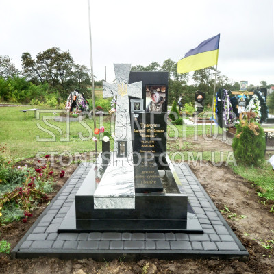 Пам'ятник військовому з білим хрестом-стелою — модель В-8